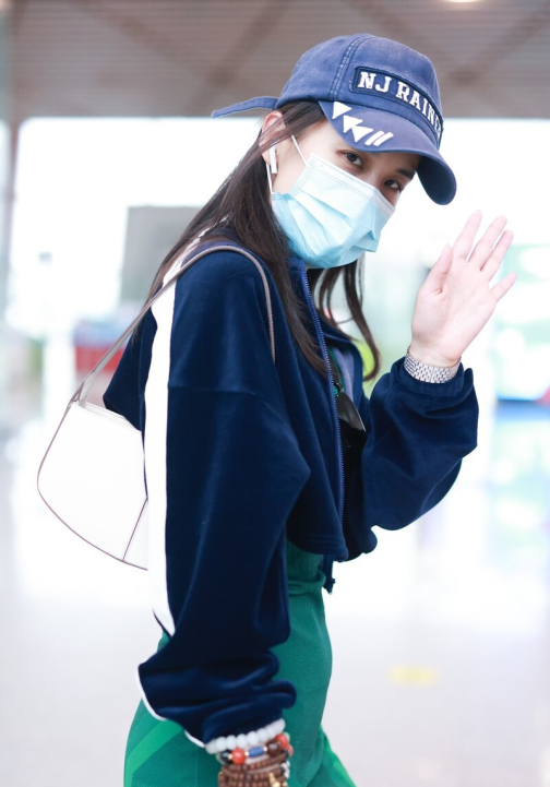 黄圣依穿一袭绿色包臀裙秀身材,这美腿绝了,让人移不开视线|辣妹|黄圣