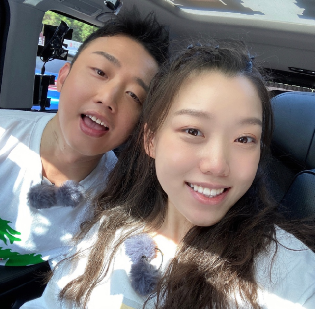 gai首晒儿子正脸,柚柚大眼高鼻梁像妈妈,手势像打节奏超有范