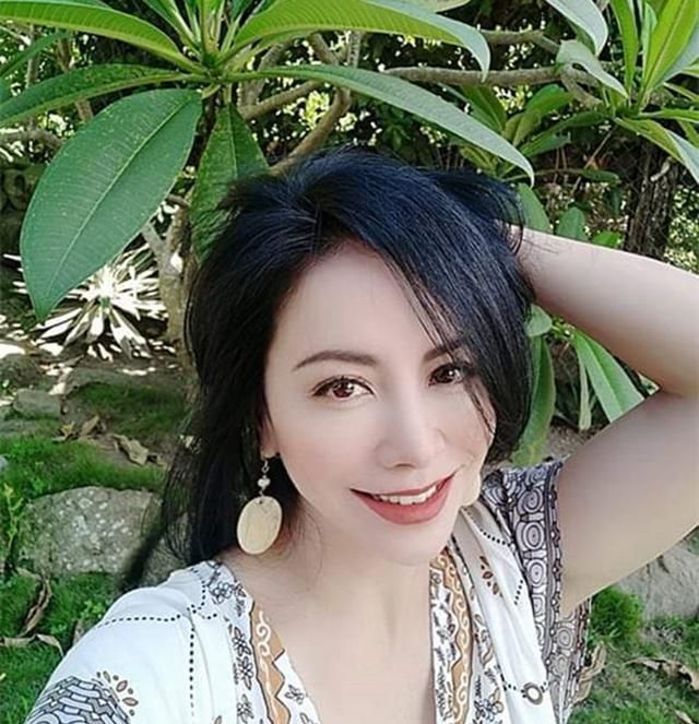 53岁"颜盈"近照,轻拨秀发妩媚动人,已能坦然面对前男友马景涛|田丽