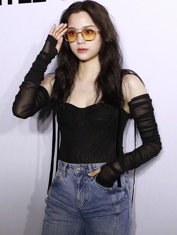 20岁欧阳娜娜发福太明显生图下大腿一圈肉全靠摄影师p图