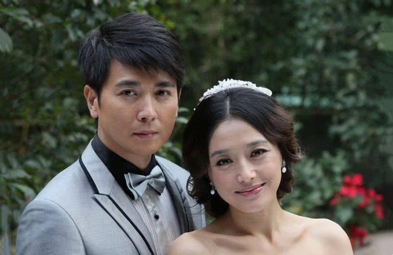 45岁的保剑锋和51岁的老婆合影,5岁不是问题,幸福令人羡慕