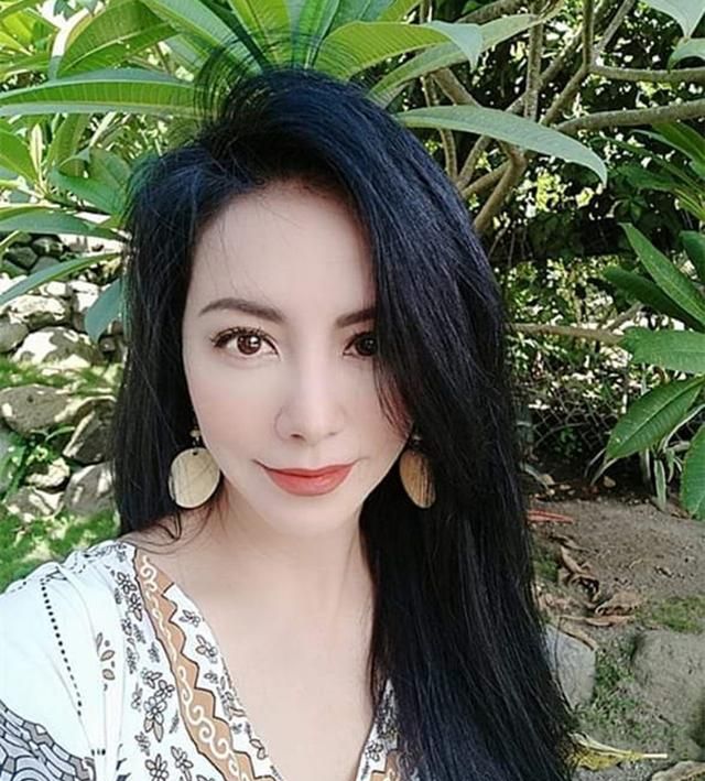 53岁"颜盈"近照,轻拨秀发妩媚动人,已能坦然面对前男友马景涛|田丽