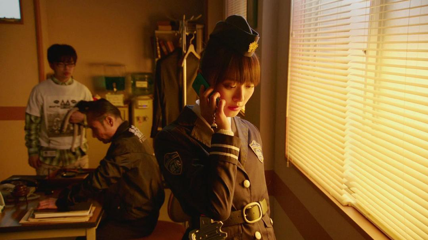 她就是 《假面骑士驰骑》中的美丽女警"诗岛雾子",长得漂亮笑起来甜