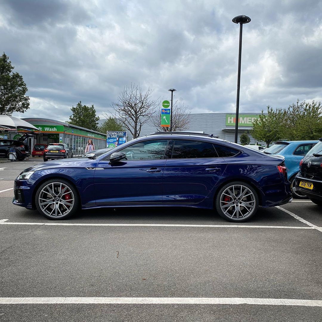 新款奥迪s5四门轿跑车实车非常简洁又运动