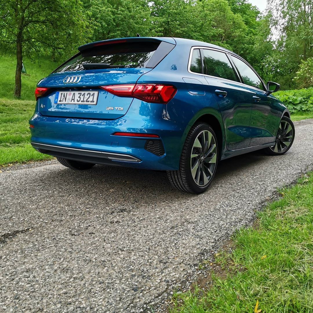 全新奥迪a3两厢版实车蓝色的运动造型