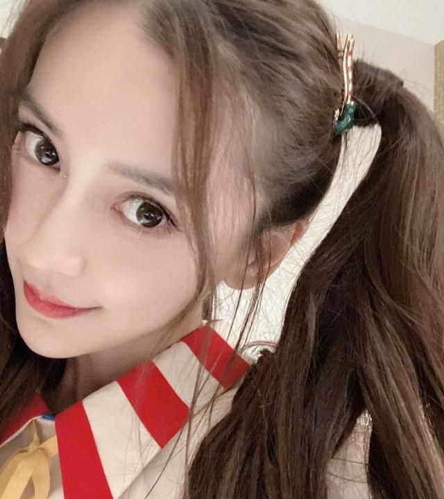 angelababy双马尾小丑妆容显得很俏皮可爱鬼马搞怪