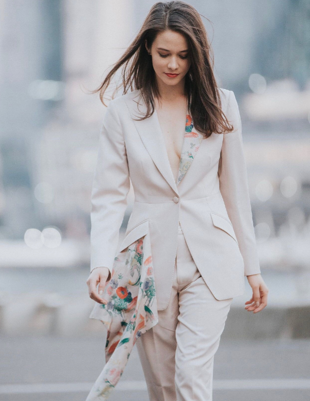 西装这种类型的穿衣给人的印象素来都是超级干练御姐的款式,可徐嘉雯