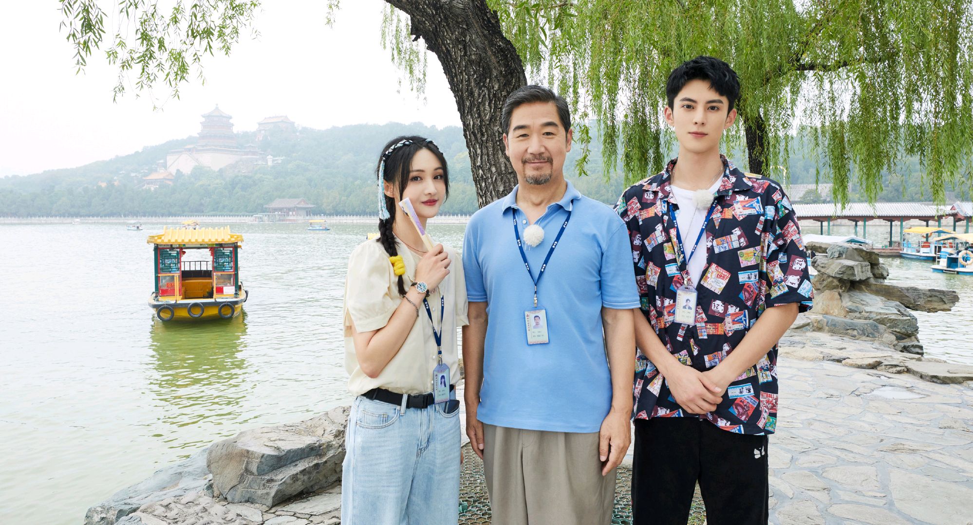 郑爽王鹤棣携手综艺,与张国立现身颐和园,一起拍摄"全家福"