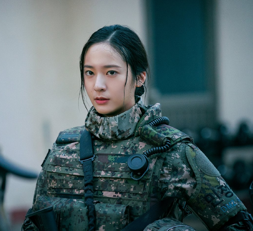与sm合约到期后的郑秀晶新剧造型公开身穿军装演绎女军官