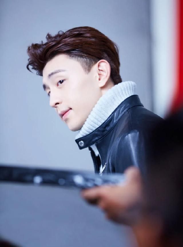 男生刘海发型怎么留看看邓伦这几款造型帅气十足值得一试