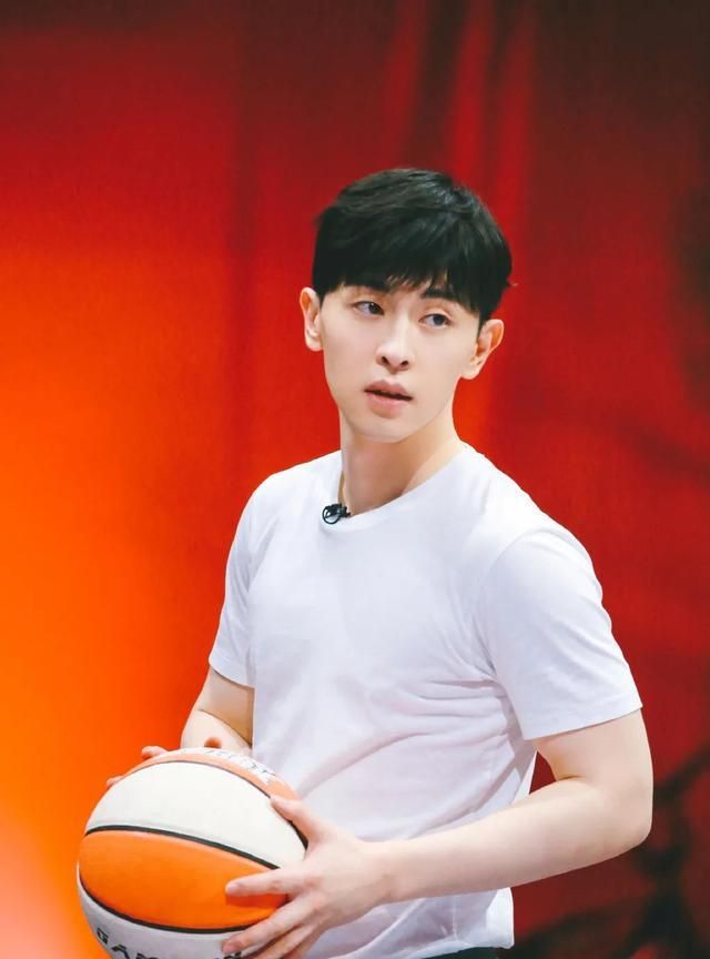 男生刘海发型怎么留看看邓伦这几款造型帅气十足值得一试