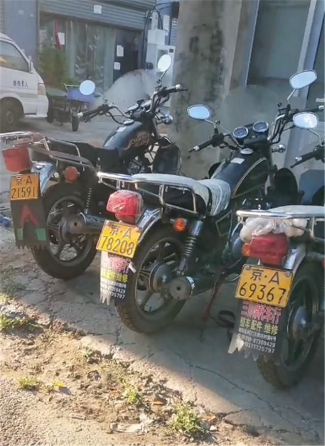 这一批铃木摩托车的车长只有1985mm,车宽780mm,车高1110mm,座高为735