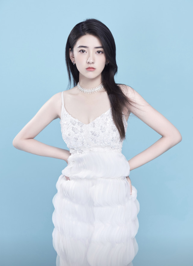 梁洁凭衣品圈粉穿公主风粉色亮片裙满脸胶原蛋白惹人羡