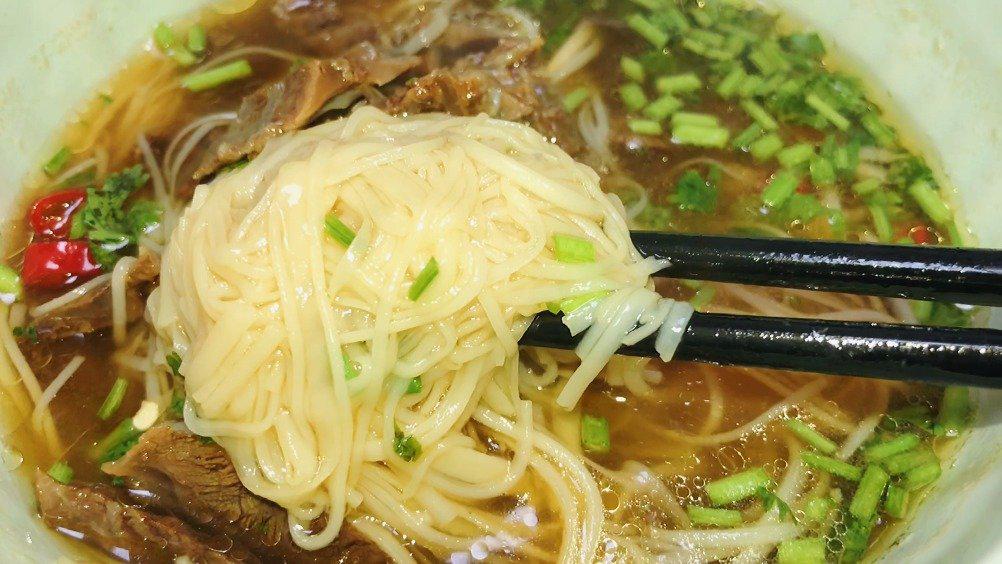 胖妹这碗牛肉面太美味了,4包一锅煮配好货,真高级!