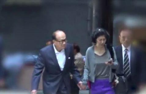 恋李嘉诚27年百亿富婆周凯旋穿着却像穷老太购名包毫不犹豫