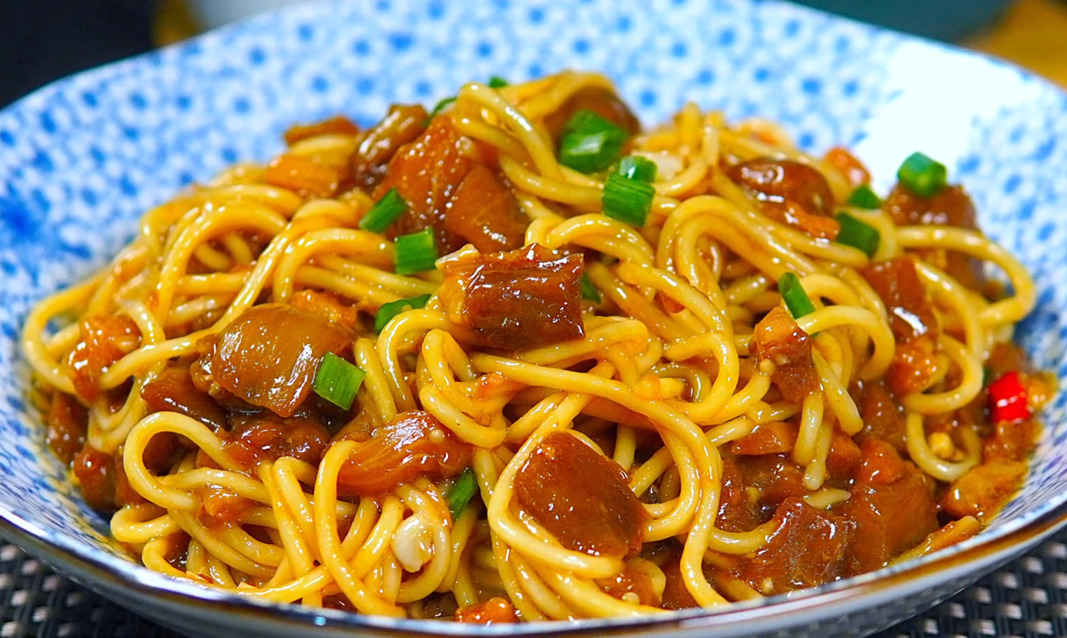 茄子别再炒着吃了,做一锅茄丁打卤面,简单美味,大人孩子都爱吃