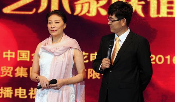 1990年她就和丈夫离婚了,那是岳红只有28岁而已,此后便做起了单身妈妈