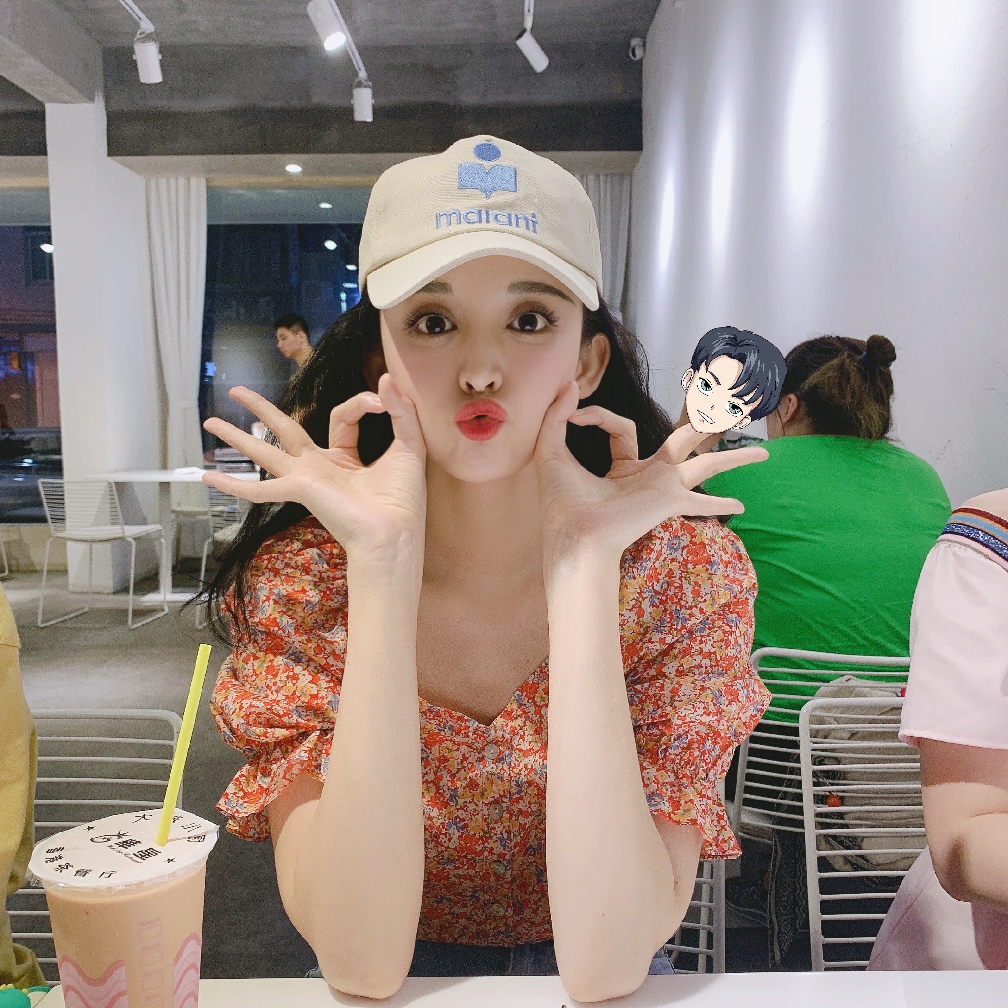 古力娜扎身穿斑马条纹上衣爆炸头搭配紫色指甲轻松美出国际范