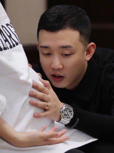 gai首晒儿子正面照公布小名为柚柚网友调侃手在打节拍