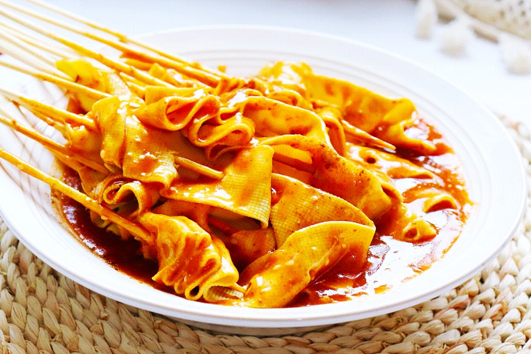 豆皮灵魂吃法,吃一口就上头的味,连竹签都舔干净的香