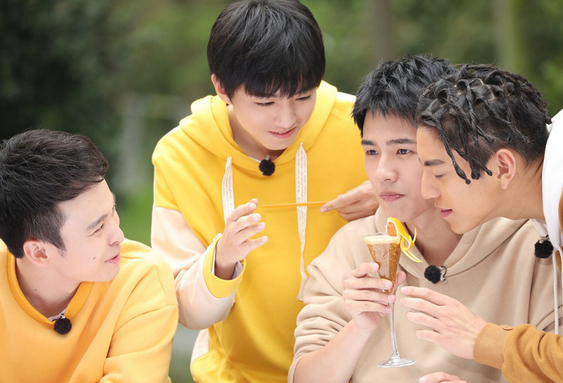 王俊凯刘昊然同游迪士尼被偶遇,即使包裹很严实也仍旧一眼认出