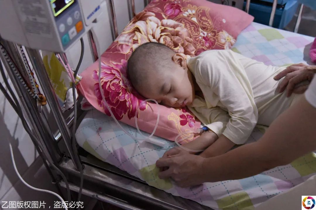 女童患病无钱治妈妈要抱其回家她抓着床帮大哭妈妈我不回家