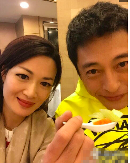 陈少霞难掩激动昔日与吕颂贤重逢令狐冲小师妹吃饭也要玩自拍