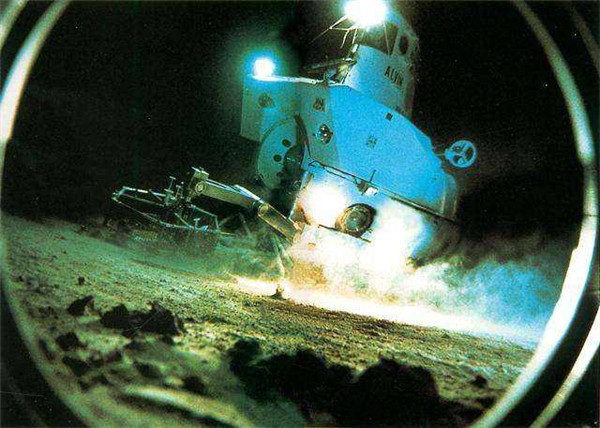 核潜艇跌入2600米深海断崖129人直接压扁22枚核弹下落不明