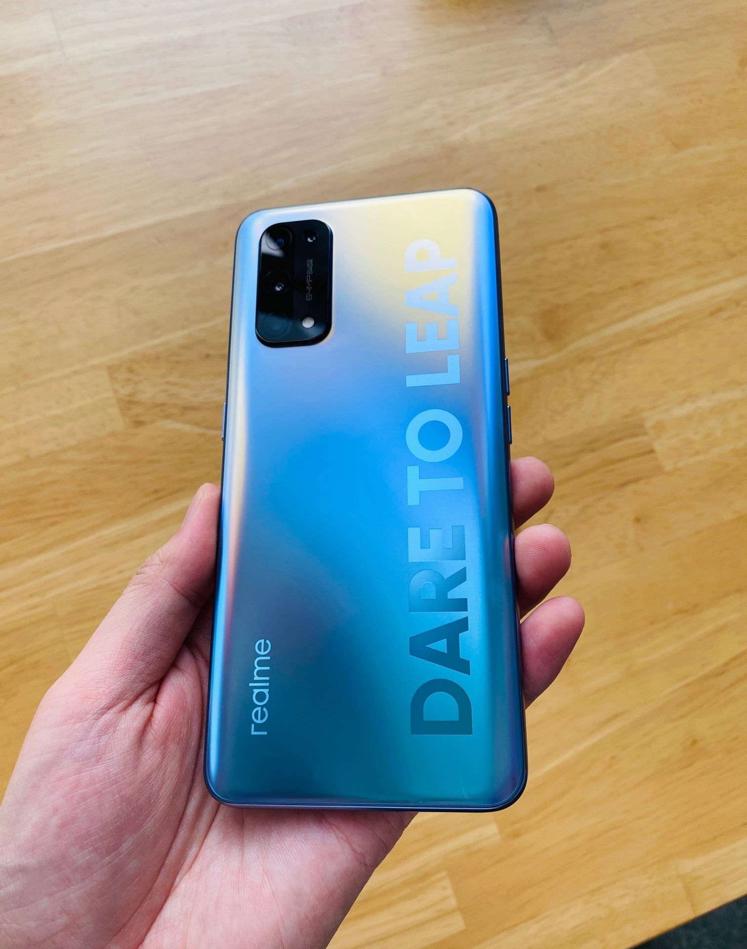 realme发布两款新机,最便宜5g手机出现,65w快充新机售价1799