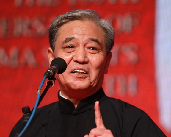 著名相声大师马志明过75岁生日,满头白发的样子让人看了心疼