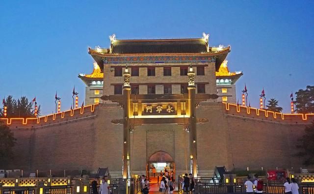 夜幕下的长安城永宁门,古老和现代近在咫尺,却跨越千年