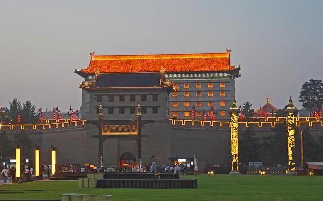 夜幕下的长安城永宁门,古老和现代近在咫尺,却跨越千年