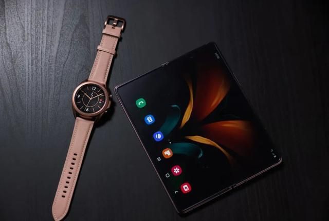 三星推出全新一代折叠屏手机三星galaxyzfold25g