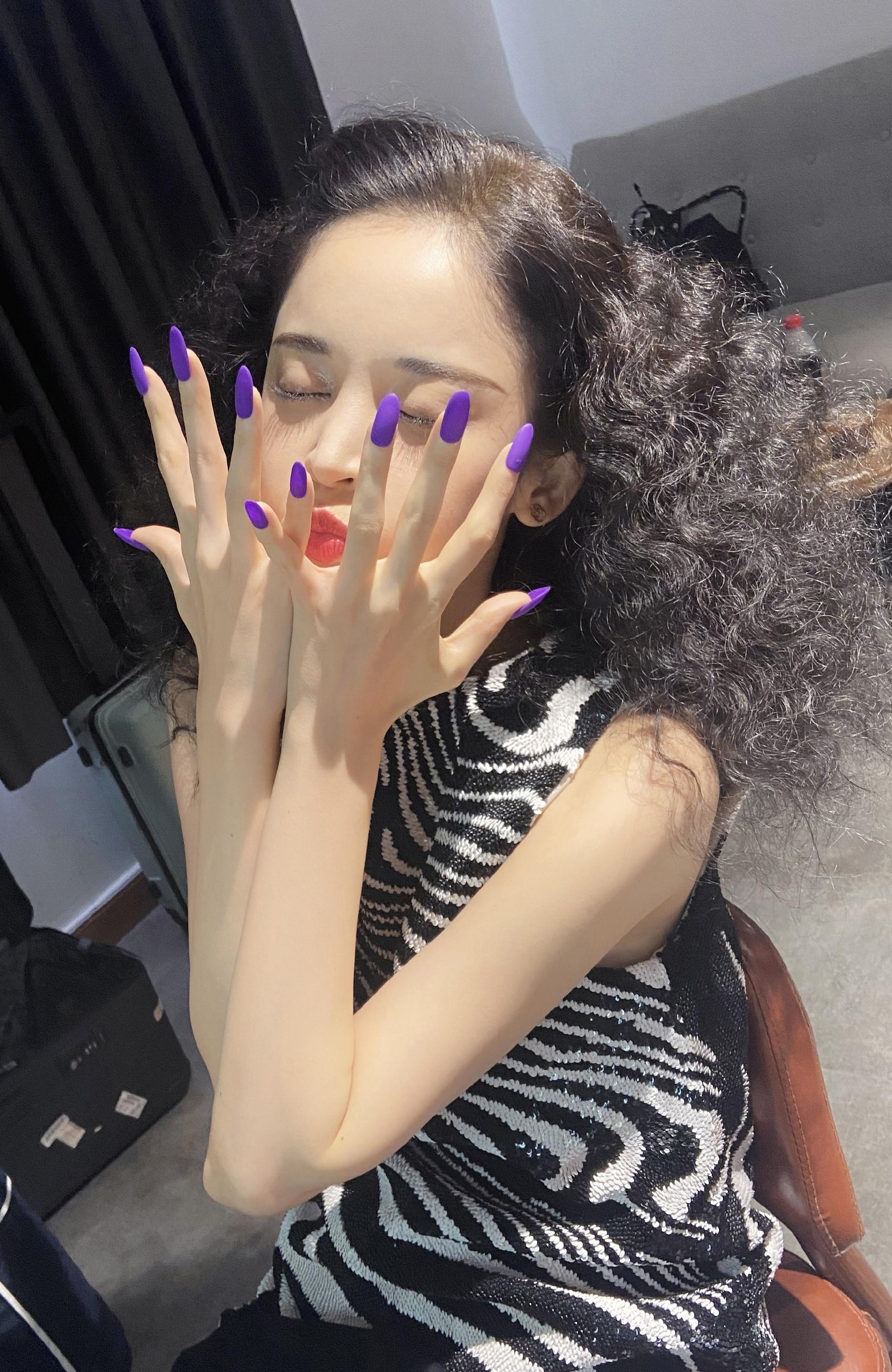 古力娜扎身穿斑马条纹上衣爆炸头搭配紫色指甲轻松美出国际范