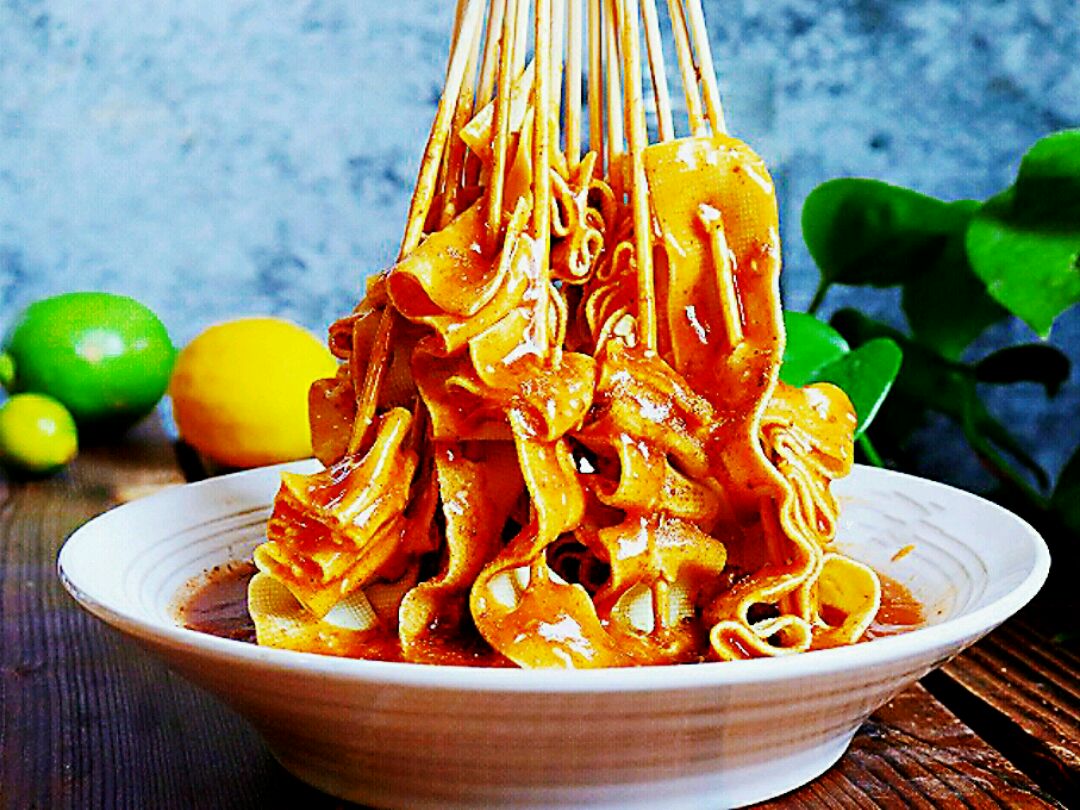 豆皮灵魂吃法,吃一口就上头的味,连竹签都舔干净的香