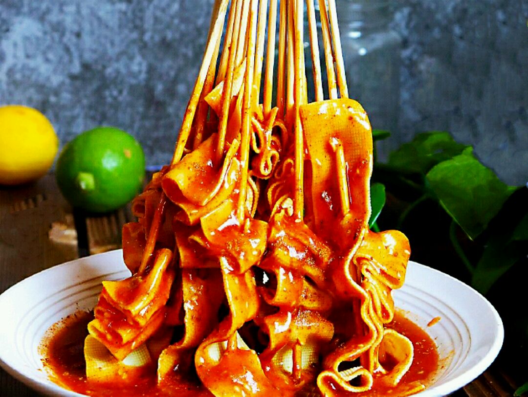 豆皮灵魂吃法,吃一口就上头的味,连竹签都舔干净的香