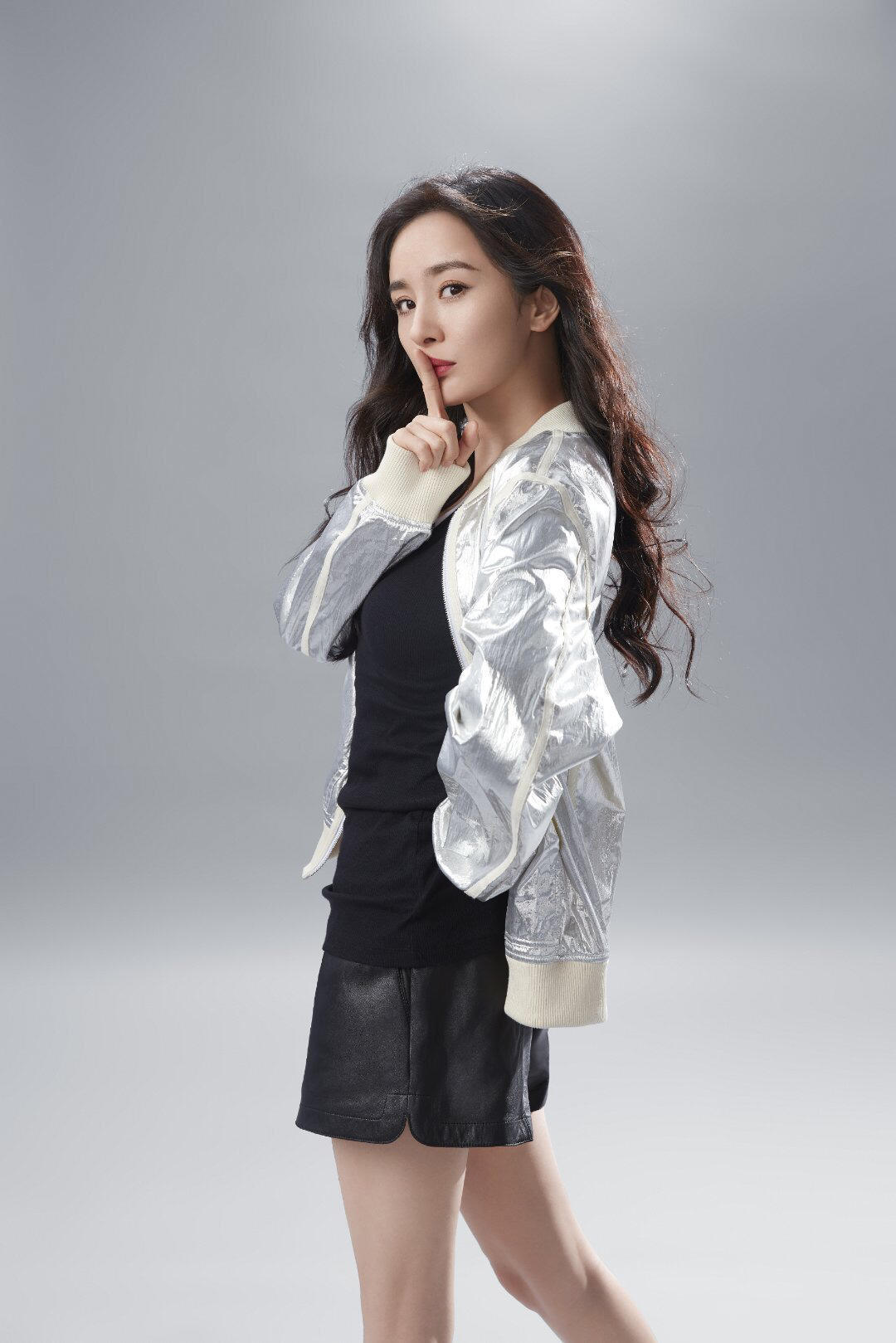 霍思燕真放得开,穿银色抹胸连衣裙高调亮相,秀出匀称身材好吸睛