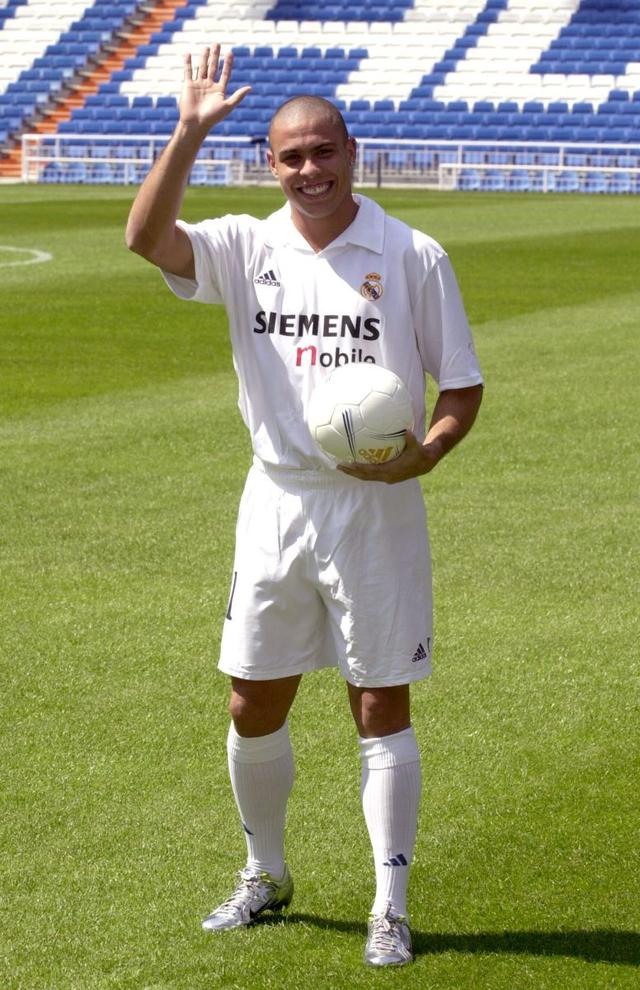 18年前的今天,大罗加盟皇马正式亮相伯纳乌球场