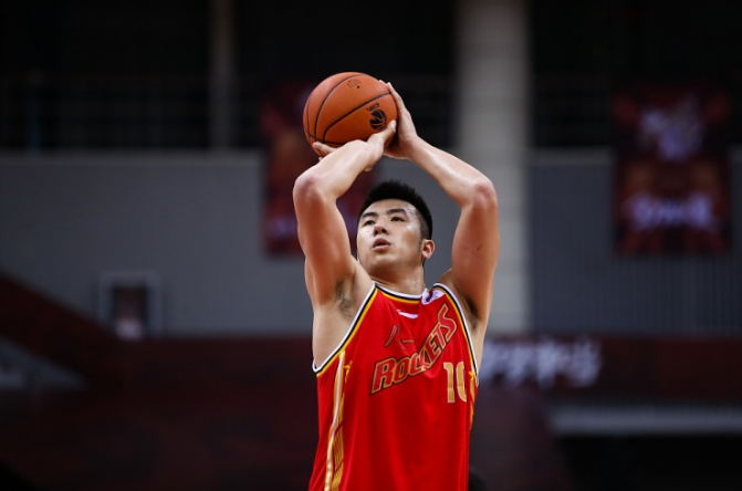 个人数据也比较亮眼,同时由于有孙铭徽,赵岩昊,刘铮这样的队友,在场上