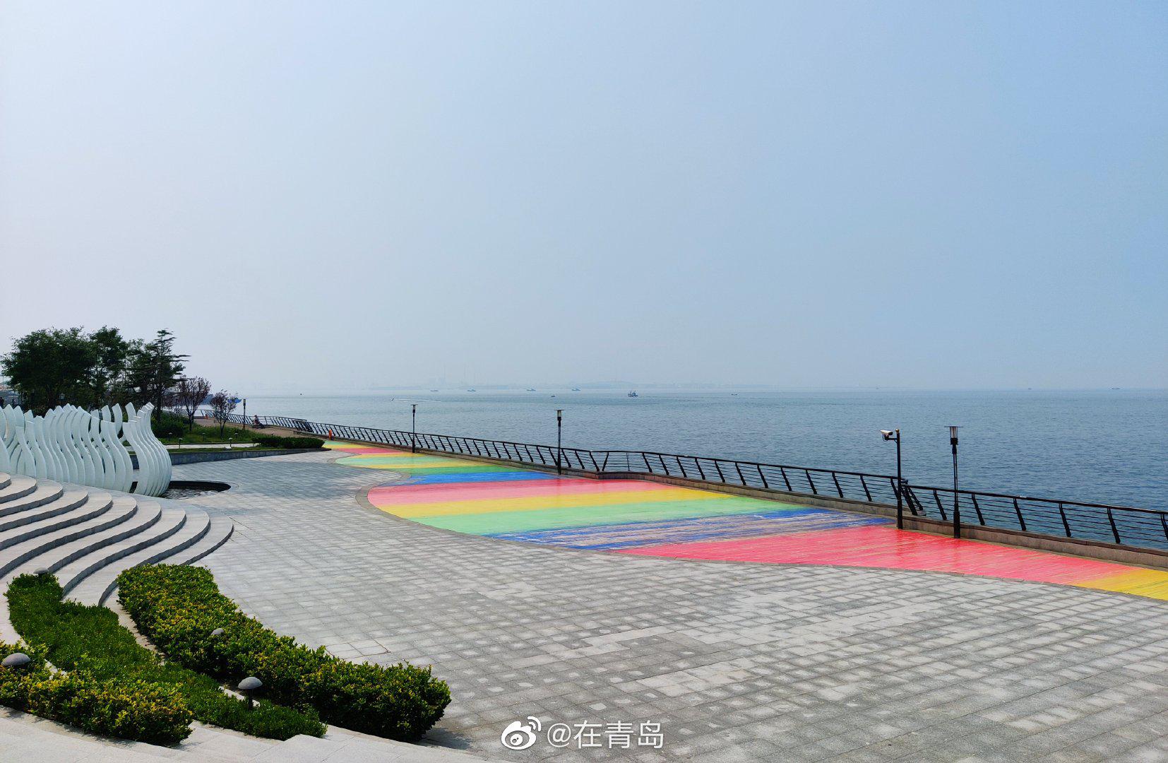 青岛海边竟然有条彩虹木栈道很多人都没见过