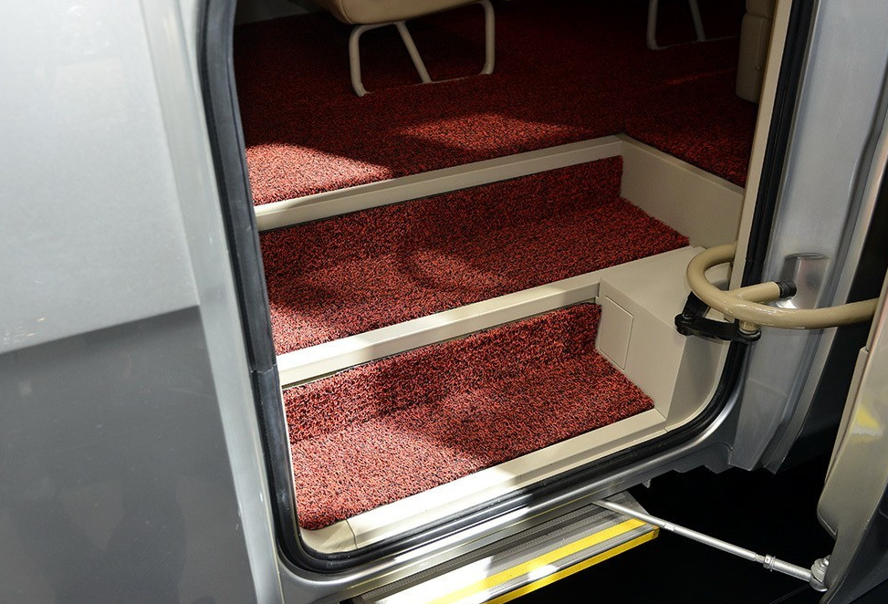 那就是国产版"考斯特",全新一代红旗l6