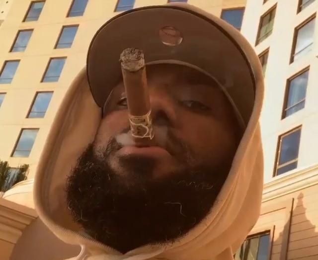 詹姆斯抽着雪茄坐等对手,卫冕冠军0-2落后,掘金拿下抢七