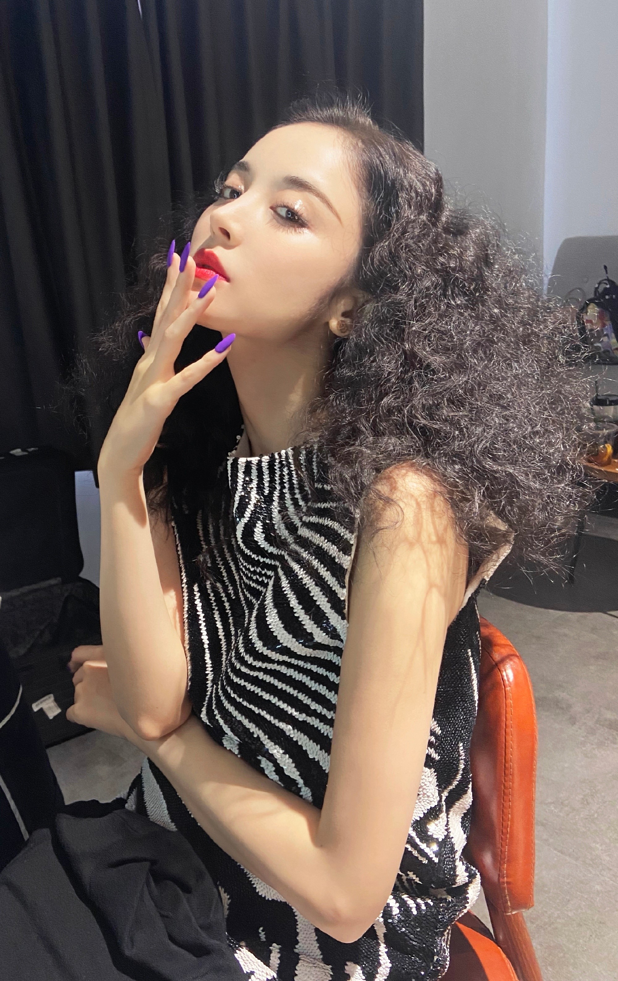 古力娜扎身穿斑马条纹上衣爆炸头搭配紫色指甲轻松美出国际范