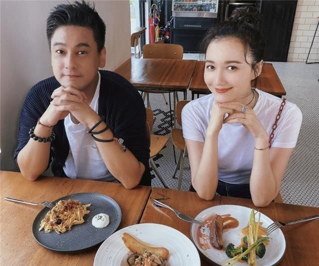 朱孝天与妻子甜蜜出游减肥成功帅出新高度