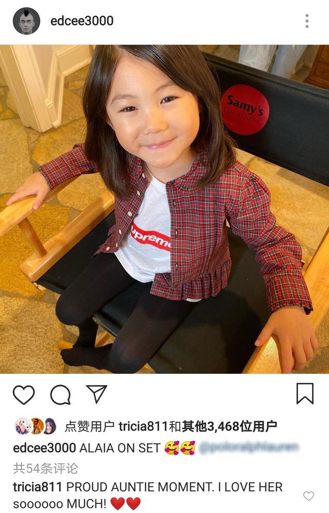 陈冠希晒3岁半女儿萌照,alaia对镜甜笑显成熟,网友感慨长大了