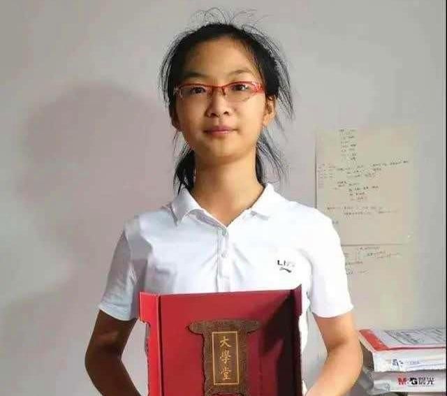 湖南15歲女孩成北大最小本科生 屈詩穎個人檔案介紹