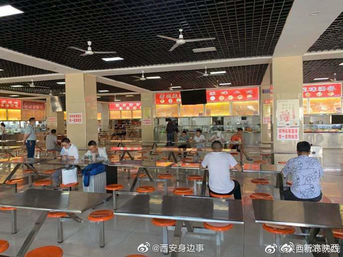 受众多学生热捧[赞]】近日,@西安外事学院 在学校食堂推出"半价半份餐