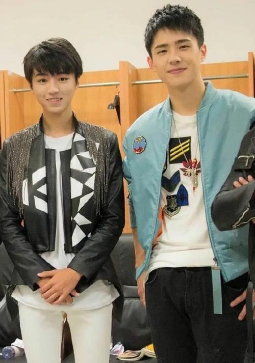 王俊凯刘昊然同游迪士尼被偶遇,即使包裹很严实也仍旧一眼认出