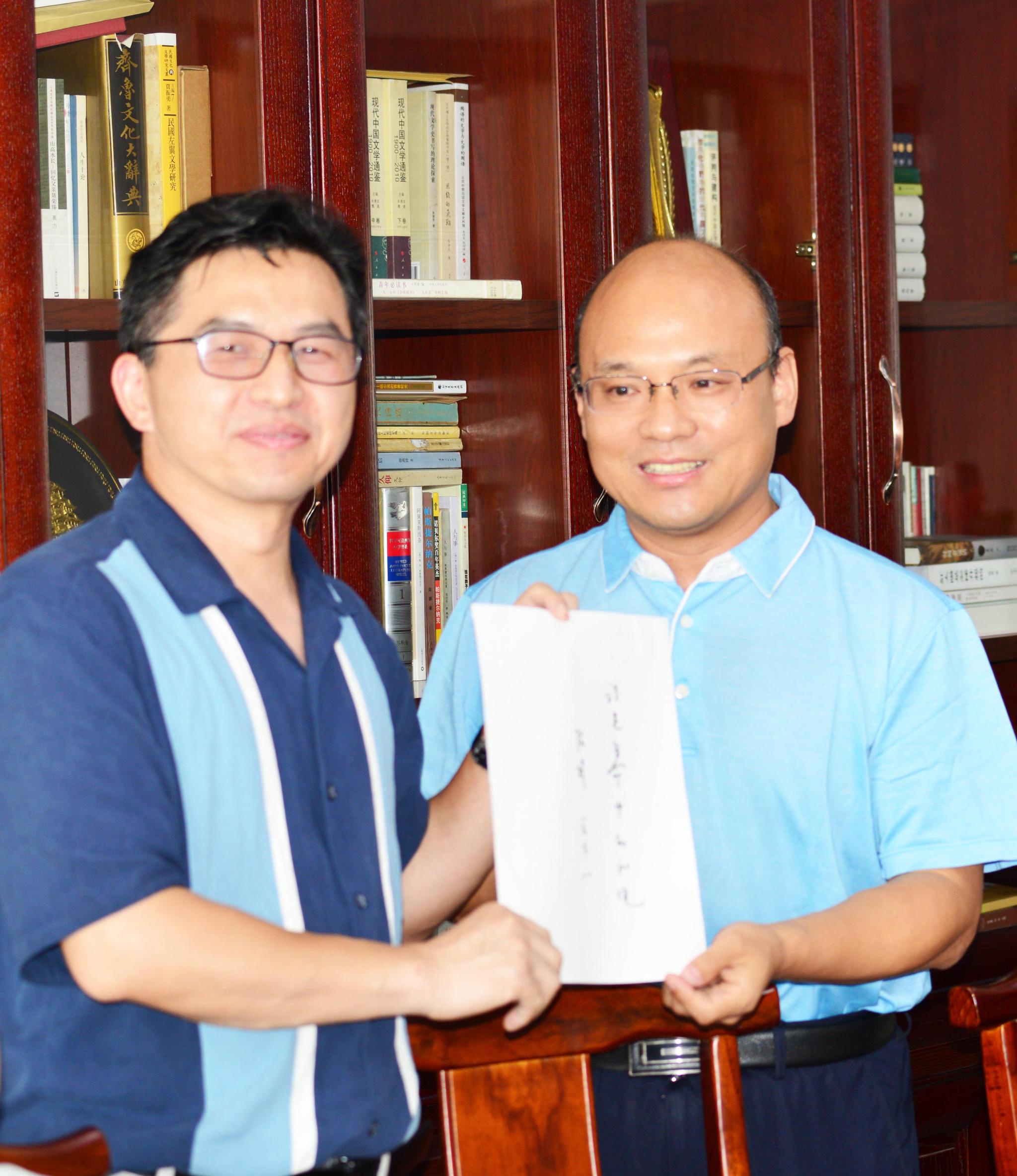 诗人北塔 (左)北塔,原名徐伟锋,生于苏州吴江,诗人,学者兼翻译家,中国