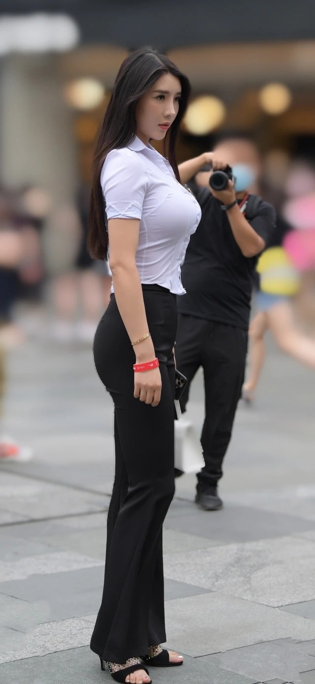 健身达人刘太阳晒新照!178穿高跟鞋更有气质,颜值很高颇受关注